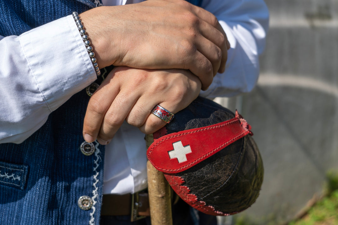 La création d'une bague suisse unique : l'art du découpage papier et de l'acier