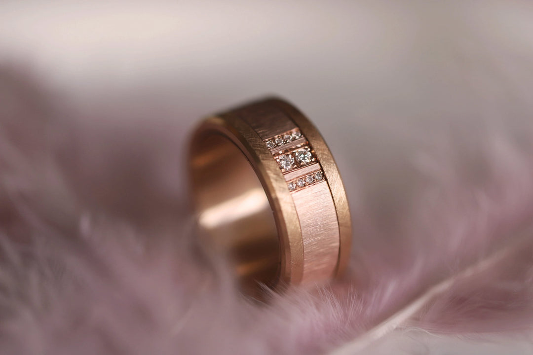 Anneau (2/3 addon) in wrinkled 9k rose gold, Almas Pink from the Pink October 2024 collection for interchangeable mood ring