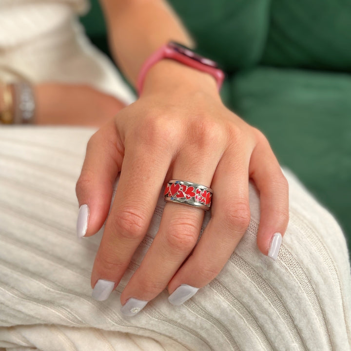 bague mood en argent avec des coeurs rouges portée par une femme bracelet et montre rouge