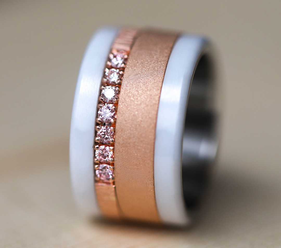 Medium Addon aus geknittertem Rotgold mit 7 "PUR" rosa Diamanten besetzt