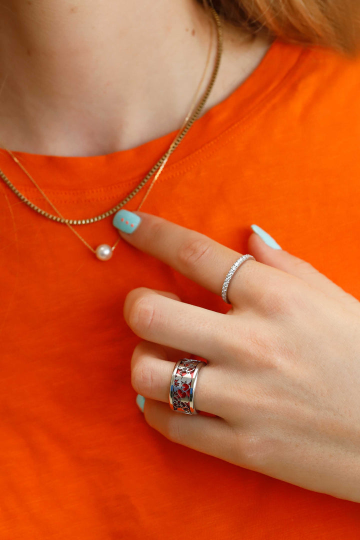 bague mood avec des coeurs et diamants et un t shirt orange