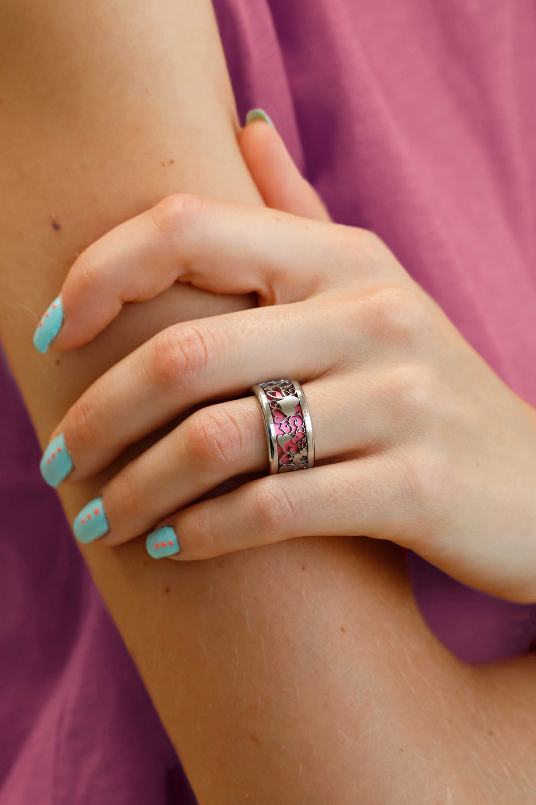 bague mood coeurs avec couleur rose et ongles turquoise