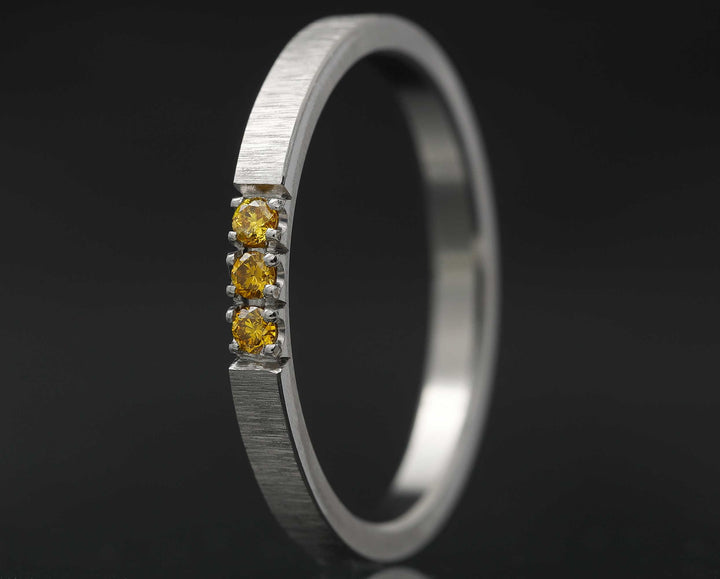 "Pur", settting of a yellow diamond from Zermatt