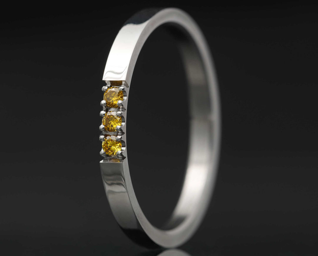 "Pur", settting of a yellow diamond from Zermatt