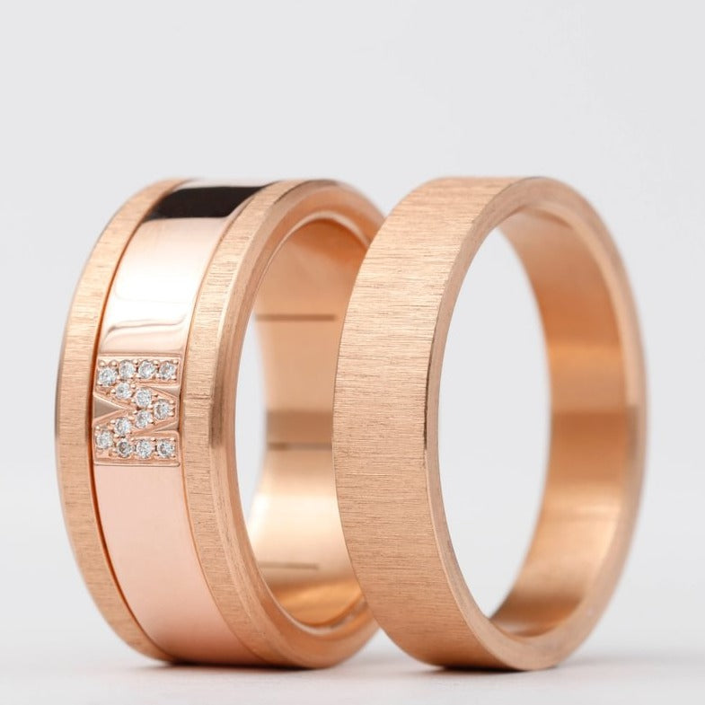 Bague mood complète pour femme avec une lettre personnalisée sertie | Pink Gold