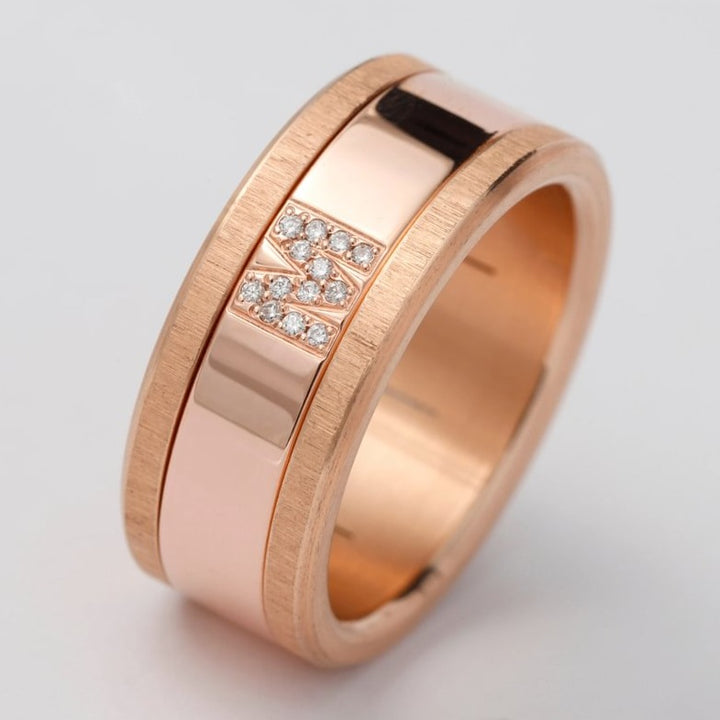 Bague mood complète pour femme avec une lettre personnalisée sertie | Pink Gold