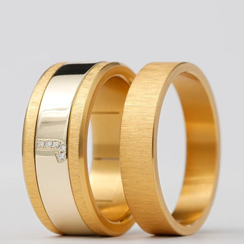 Bague mood complète pour femme avec une lettre personnalisée sertie | Yellow Gold