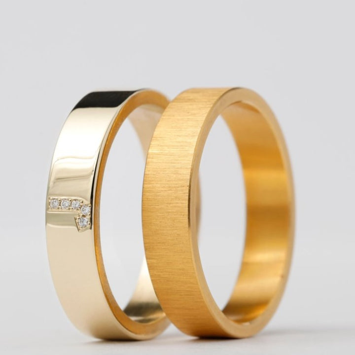 Bague mood complète pour femme avec une lettre personnalisée sertie | Yellow Gold