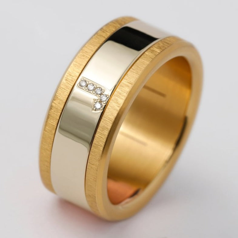 Bague mood complète pour femme avec une lettre personnalisée sertie | Yellow Gold