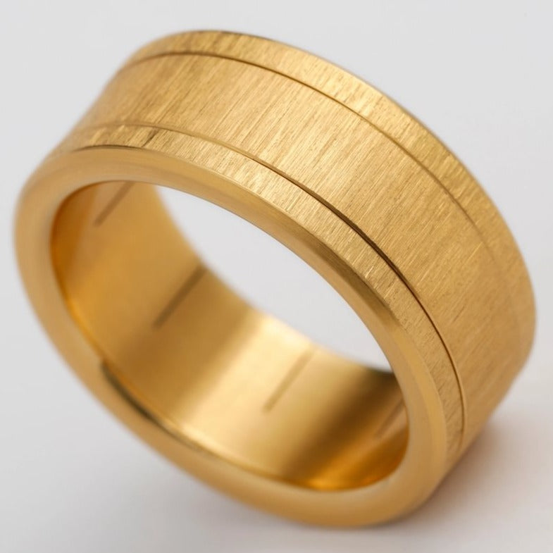 Bague mood complète pour femme avec une lettre personnalisée sertie | Yellow Gold