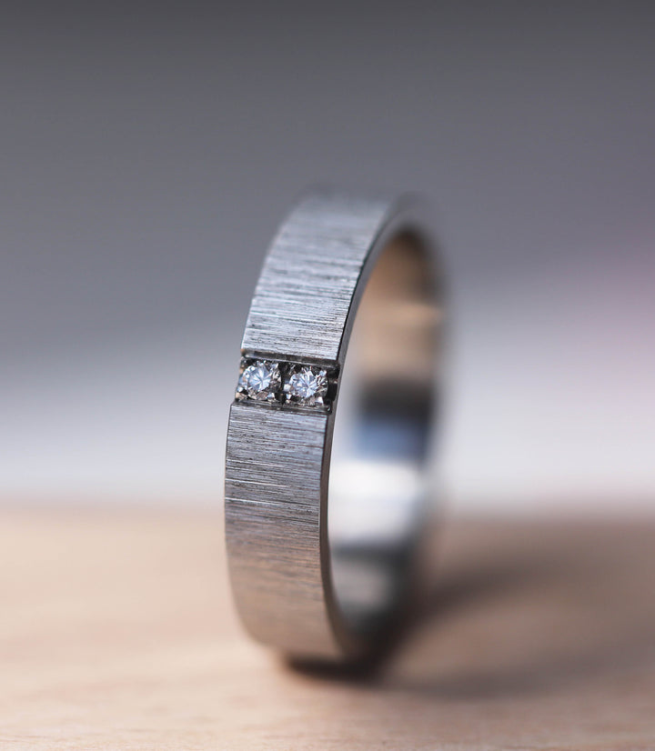 2/3 Addon aus geknittertem Edelstahl mit zwei weissen 1.9mm Diamanten