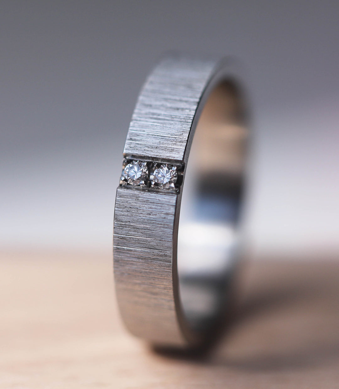 2/3 Addon aus geknittertem Edelstahl mit zwei weissen 1.9mm Diamanten