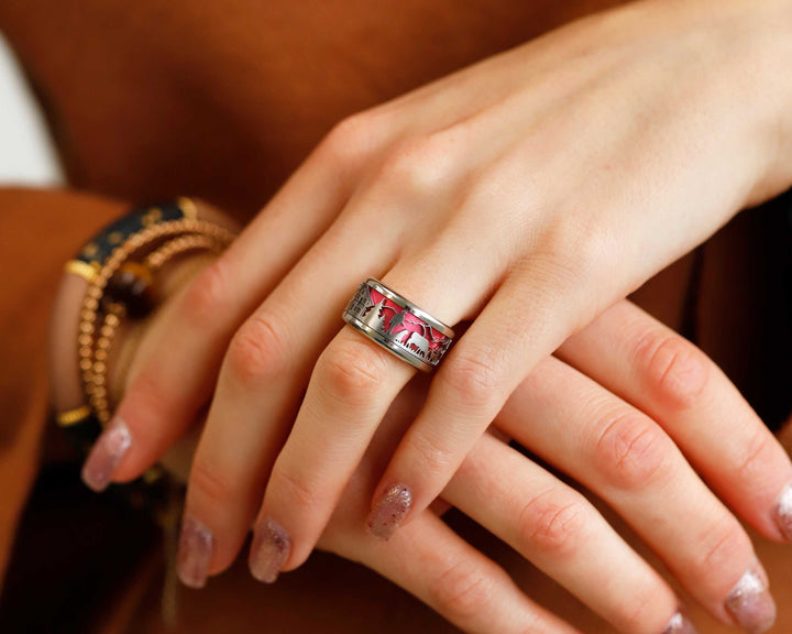 bague mood interchangeable en acier inoxydable suisse poya avec couleur modulable couleur rose framboise et motifs suisses d'alpage et vache