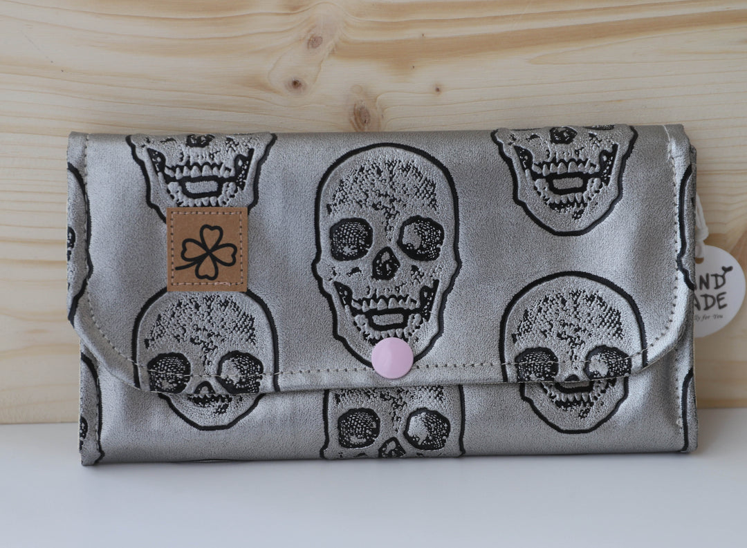 Porte-monnaie réalisé à la main de la marque Ô Temps Tik Couture, Skull Gris