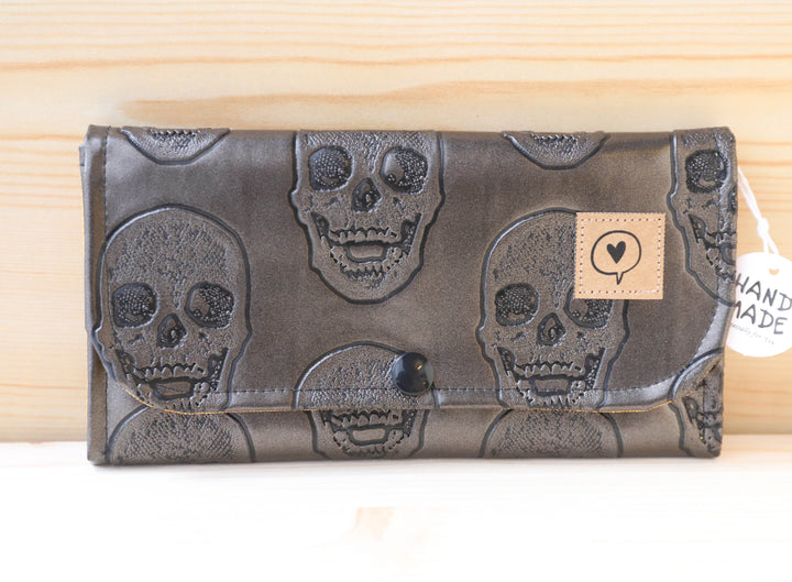 Porte-monnaie réalisé à la main de la marque Ô Temps Tik Couture, skull anthracite "coeur"