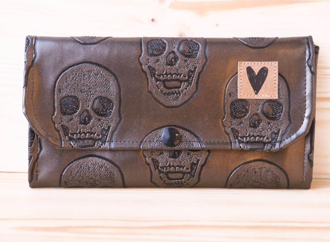 Porte-monnaie réalisé à la main de la marque Ô Temps Tik Couture, skull brun foncé