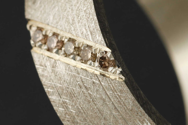 Setting of a brown diamond